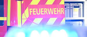 ARCHIV - 02.05.2025, Baden-Württemberg, Stuttgart: Ein Fahrzeug der Feuerwehr steht bei einem Einsatz auf einer Straße.