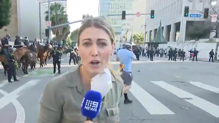 9News-US-Korrespondentin Lauren Tomasi, bevor sie von einem Gummigeschoss getroffen wird.