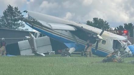 Menschen versammeln sich um das Wrack eines Flugzeugs, das am 8. Juni 2025 in Coffee County, Tennessee, USA, abgestürzt ist. 