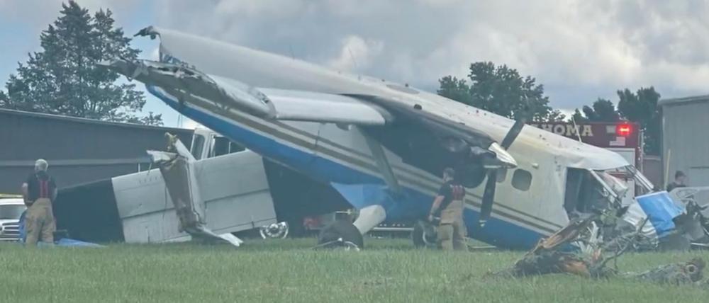 Menschen versammeln sich um das Wrack eines Flugzeugs, das am 8. Juni 2025 in Coffee County, Tennessee, USA, abgestürzt ist. 