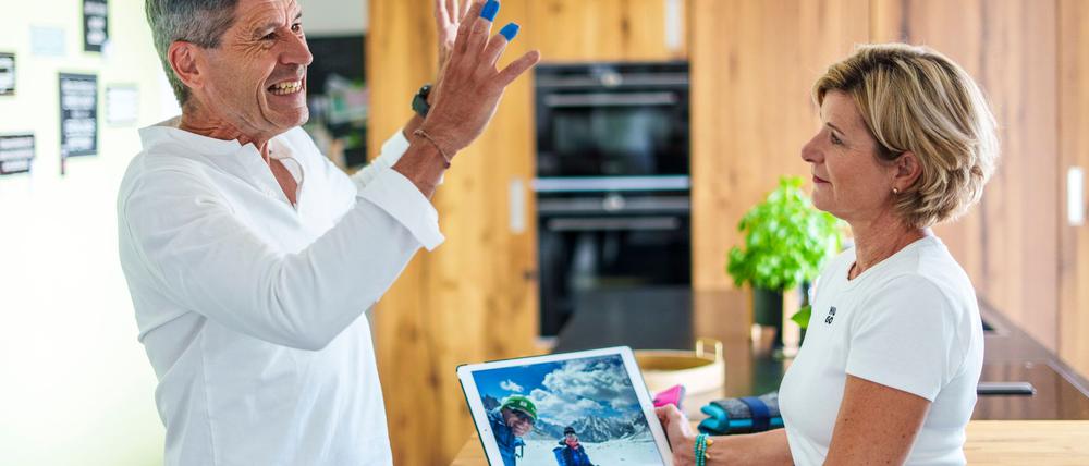 Merk und seine Frau schauen Bilder an.