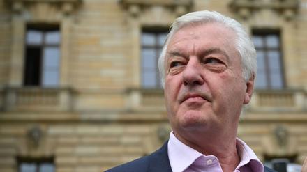 Jürgen Elsässer, „Compact“-Chefredakteur, gibt vor dem Bundesverwaltungsgericht in Leipzig ein Statement. 