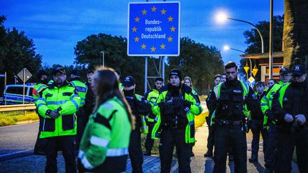 Auf der deutschen Seite der Grenze zwischen Ter Apel und dem deutschen Ort Rütenbrock steht die deutsche Polizei bereit, um einzugreifen, falls niederländische Bürger eigenmächtig Grenzkontrollen durchführen. 