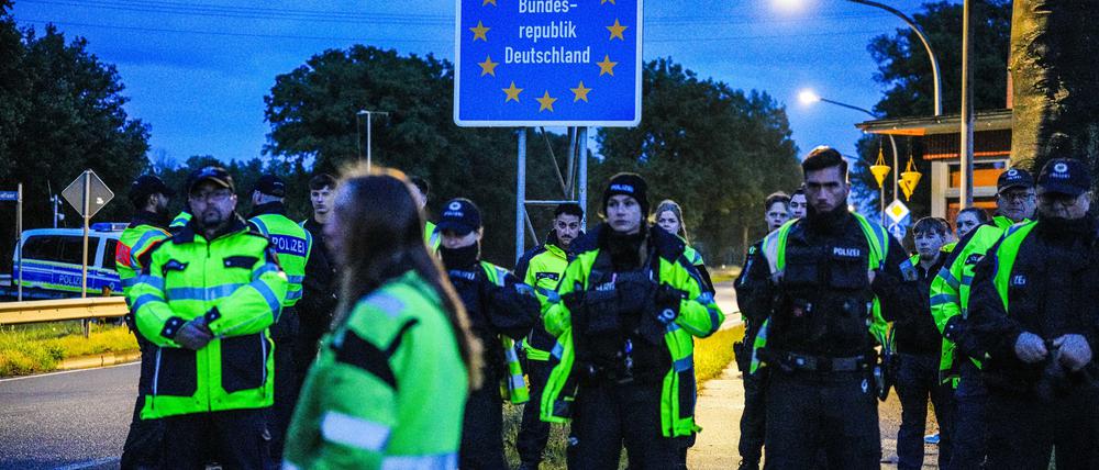 Auf der deutschen Seite der Grenze zwischen Ter Apel und dem deutschen Ort Rütenbrock steht die deutsche Polizei bereit, um einzugreifen, falls niederländische Bürger eigenmächtig Grenzkontrollen durchführen.