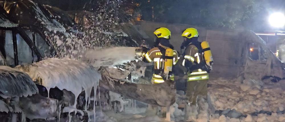 Als die Feuerwehr eintrifft, brannten viele Wagen des Fuhrparks bereits lichterloh.