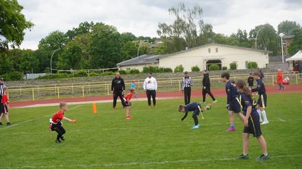 Weil es nur wenige Gesundheitsrisiken gibt, ist Flag Football für Kinder geeignet.