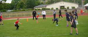 Weil es nur wenige Gesundheitsrisiken gibt, ist Flag Football für Kinder geeignet.