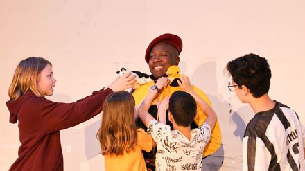 Kinder inszenieren den Schauspieler Matondo Castlo.