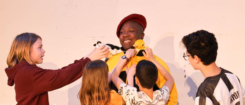 Kinder inszenieren den Schauspieler Matondo Castlo.