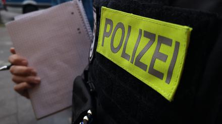 Zoll, Polizei und Ordnungsamt sind am 5. Mai 2025 in Berlin-Neukölln im Einsatz.