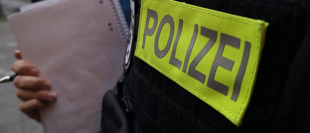 Zoll, Polizei und Ordnungsamt sind am 5. Mai 2025 in Berlin-Neukölln im Einsatz.