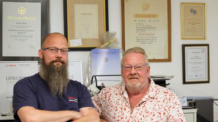 Michael Rau (mit Sohn Enrico, links) ist seit 40 Jahren Gas- und Wasserinstallateur.