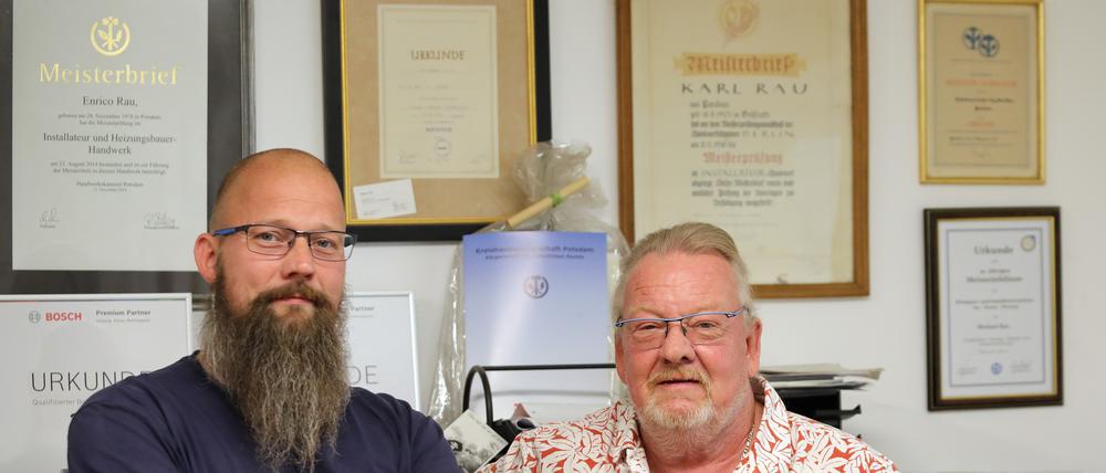 Michael Rau (mit Sohn Enrico, links) ist seit 40 Jahren Gas- und Wasserinstallateur.