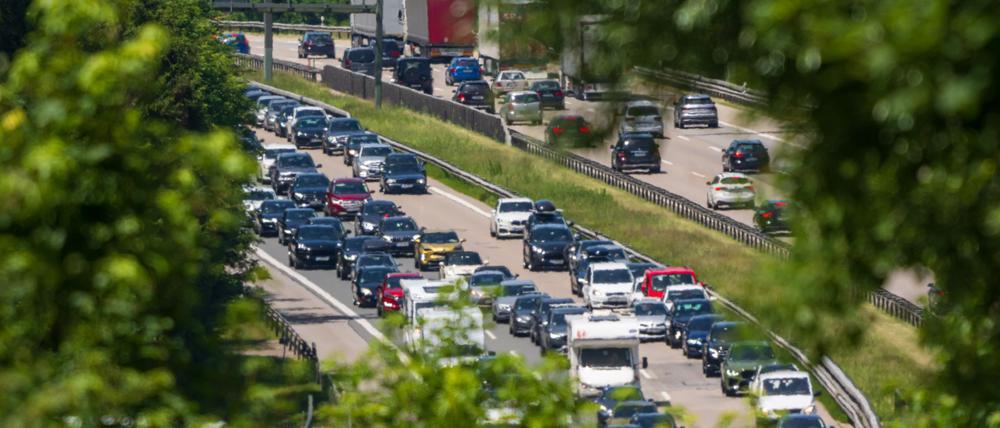 Zum Wochenende rechnet der ADAC wieder mit Staus auf Autobahnen. (Archivbild)