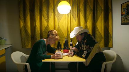 Moni (Andrea Sawatzki) und Jeff Kanter (Charly Hübner) schauen zu tief ins Schnapsglas.