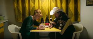 Moni (Andrea Sawatzki) und Jeff Kanter (Charly Hübner) schauen zu tief ins Schnapsglas.