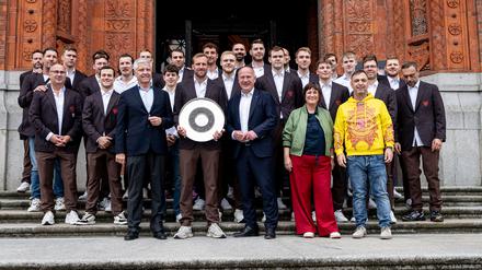 Die Handball-Meister der Füchse Berlin wurden von Berlins Regierendem Bürgermeister empfangen. 