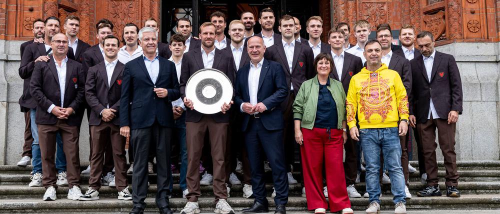 Die Handball-Meister der Füchse Berlin wurden von Berlins Regierendem Bürgermeister empfangen.