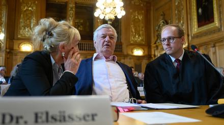 Jürgen Elsässer (M.), Compact-Chefredakteur, sitzt zwischen seiner Frau und seinem Anwalt im Bundesverwaltungsgericht in Leipzig.