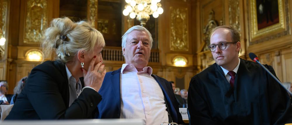 Jürgen Elsässer (M.), Compact-Chefredakteur, sitzt zwischen seiner Frau und seinem Anwalt im Bundesverwaltungsgericht in Leipzig.