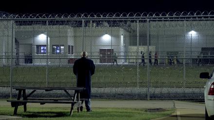 Der Anwalt Marty Rosenbluth vor dem Stewart Detention Center im Film „An Hour from the Middle of Nowhere“.