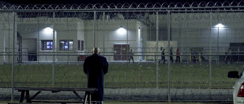 Der Anwalt Marty Rosenbluth vor dem Stewart Detention Center im Film „An Hour from the Middle of Nowhere“.