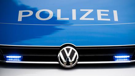 Ein Blaulicht leuchtet an einer Polizeistreife. 