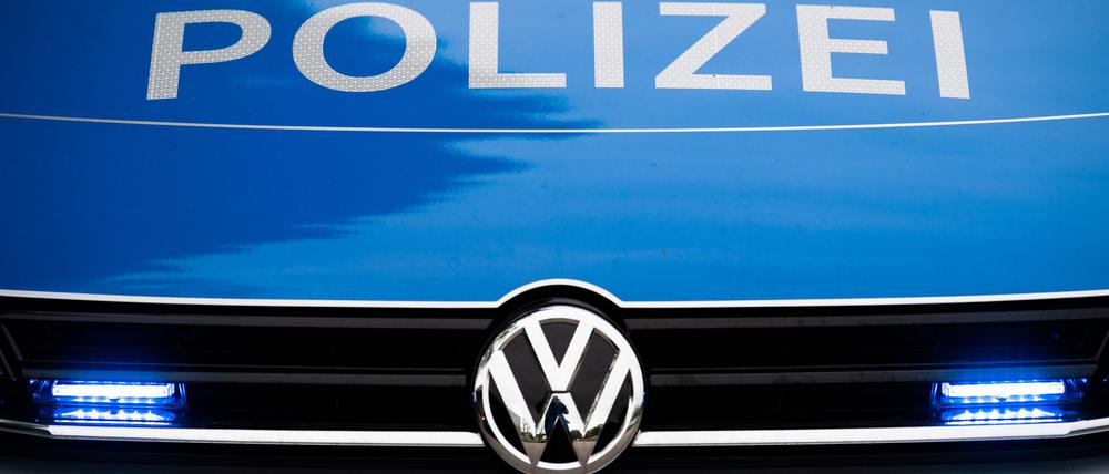 Ein Blaulicht leuchtet an einer Polizeistreife. 