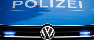 Ein Blaulicht leuchtet an einer Polizeistreife. 