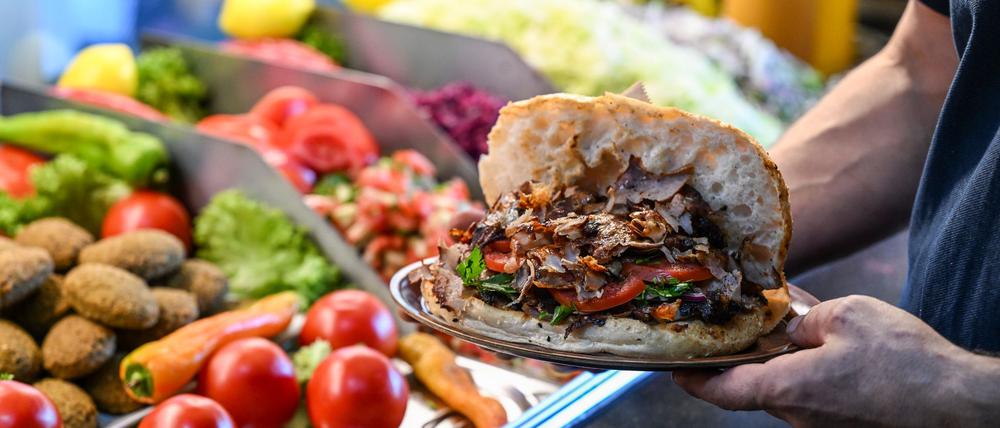 Durch das Lebensmittelüberwachungstransparenzgesetz sollten Bürger besser über Sauberkeit und Hygiene in Restaurants oder Imbissen informiert werden. (Archivbild)