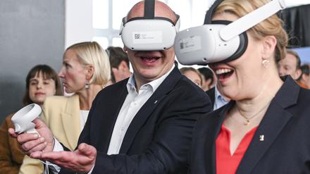 Berlins Regierender Bürgermeister Kai Wegner (CDU) und Wirtschaftssenatorin in Franziska Giffey trugen Virtual-Reality-Brillen bei der Vorstellung des Standortes in Friedrichshain.