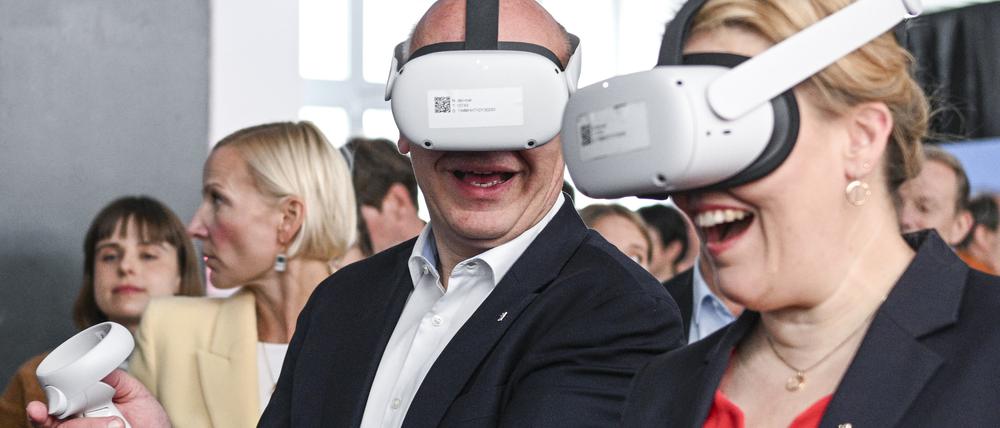 Berlins Regierender Bürgermeister Kai Wegner (CDU) und Wirtschaftssenatorin in Franziska Giffey trugen Virtual-Reality-Brillen bei der Vorstellung des Standortes in Friedrichshain.