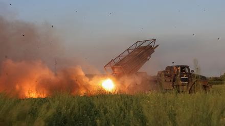 Soldaten der 25. Separaten Luftlandebrigade der ukrainischen Streitkräfte feuern am 8. Juni 2025 in der Nähe der Frontstadt Pokrowsk in der Region Donezk (Ukraine) mit einem BM-21 Grad-Mehrfachraketenwerfer auf russische Truppen.