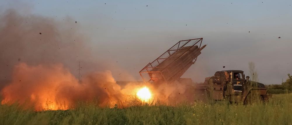 Soldaten der 25. Separaten Luftlandebrigade der ukrainischen Streitkräfte feuern am 8. Juni 2025 in der Nähe der Frontstadt Pokrowsk in der Region Donezk (Ukraine) mit einem BM-21 Grad-Mehrfachraketenwerfer auf russische Truppen.