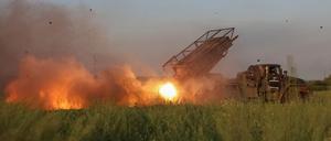 Servicemen of the 25th Separate Airborne Brigade of the Armed Forces of Ukraine fire a BM-21 Grad multiple rocket launch system towards Russian troops, amid Russia's attack on Ukraine, near the frontline town of Pokrovsk, in Donetsk region, Ukraine June 8, 2025. REUTERS/Anatolii Stepanov