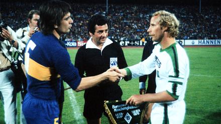 Rückspiel um den Weltpokal. Berti Vogts, der Kapitän von Borussia Mönchengladbach (r.), beim Wimpeltausch mit Ruben Sosa Sune von den Boca Juniors.
