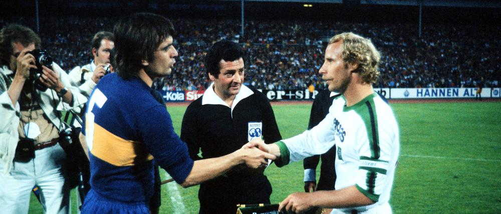 Rückspiel um den Weltpokal. Berti Vogts, der Kapitän von Borussia Mönchengladbach (r.), beim Wimpeltausch mit Ruben Sosa Sune von den Boca Juniors.