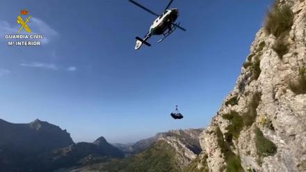 Eine beim Wandern auf Mallorca tödlich verunglückte Deutsche wird mit Hilfe eines Hubschraubers aus unwegsamem Gelände geborgen.