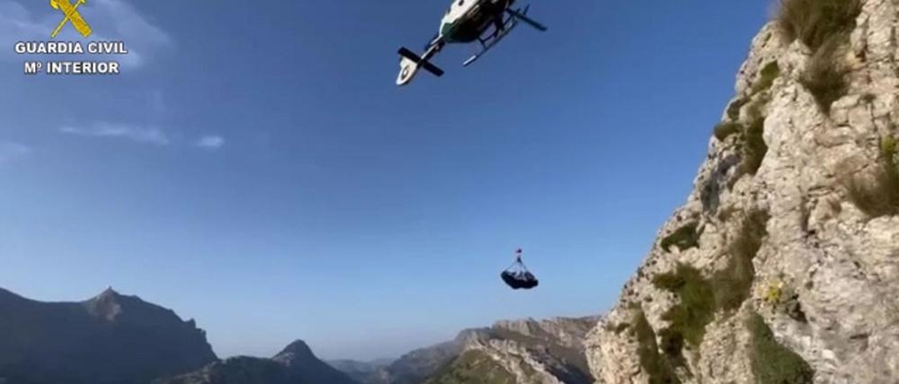 Eine beim Wandern auf Mallorca tödlich verunglückte Deutsche wird mit Hilfe eines Hubschraubers aus unwegsamem Gelände geborgen.