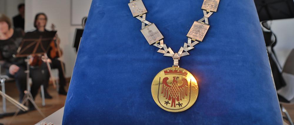 Das Ziel der Kandidierenden: Die Amtskette des Potsdamer Stadtoberhaupts wird zu bestimmten Anlässen getragen, etwa zur Einführung in das Amt.