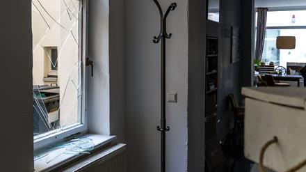 Die Scheibe an einem Bürgertreff in Cottbus ist eingeschlagen. 