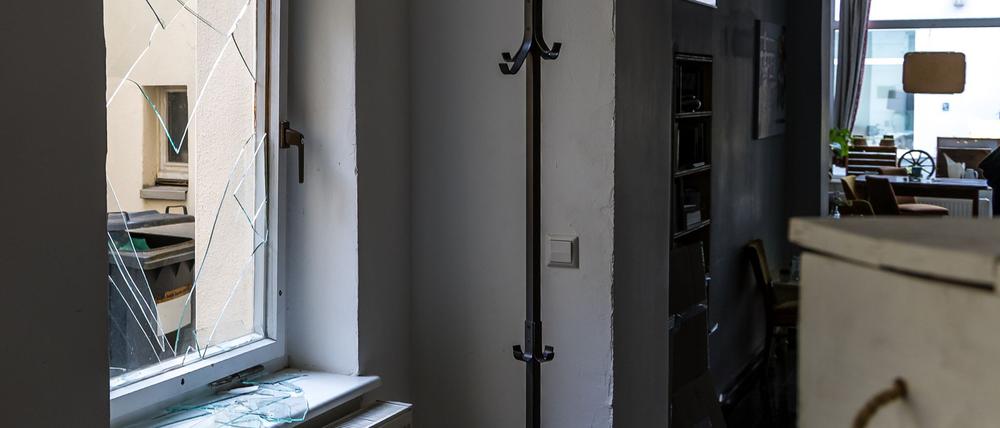 Die Scheibe an einem Bürgertreff in Cottbus ist eingeschlagen.