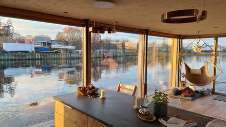 Das Wohnzimmer liegt fast auf gleicher Höhe wie das Wasser.