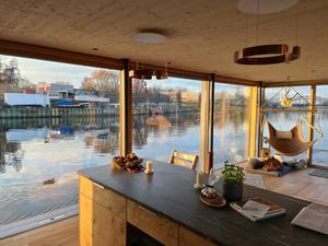 Das Wohnzimmer liegt fast auf gleicher Höhe wie das Wasser.