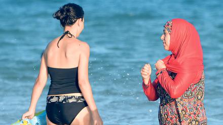 Frauen sollen in Syrien an öffentlichen Stränden Burkini tragen. 