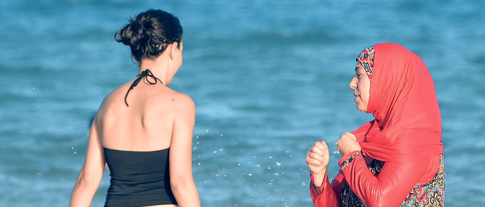 Frauen sollen in Syrien an öffentlichen Stränden Burkini tragen. 