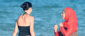 Frauen sollen in Syrien an öffentlichen Stränden Burkini tragen. 