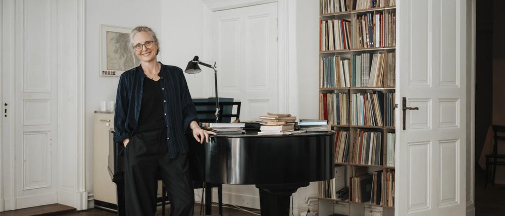 Die Komponistin Rebecca Saunders in ihrem Musikzimmer