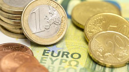 Euro Geldscheine und Münzen Euro Geldscheine liegen zusammen mit Euromünzen.