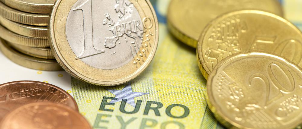 Euro Geldscheine und Münzen Euro Geldscheine liegen zusammen mit Euromünzen.